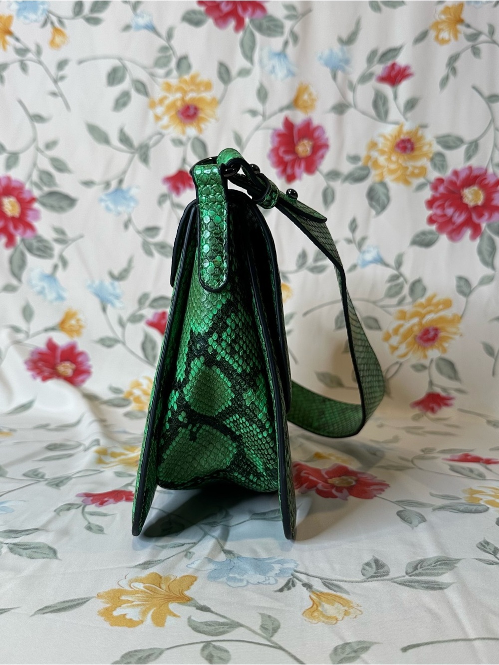 HVISK ELUDE VEGAN LEATHER WAVY SHOULDER & CROSSBODY BAG IN GREEN SNAKE PRINT - Picture 3 of 7
